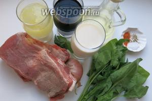 Потребуется: мясо, лук, шпинат, молоко (сливки), вино и мята для маринада, говяжий бульон, перец, соль, паприка, масло для жарки.