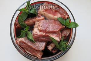 Мясо моем, нарезаем и заливаем вином, добавляем листики мяты и маринуем часов 6, можно больше.