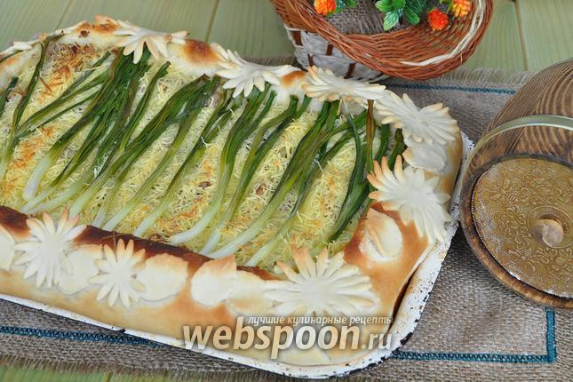Фото Открытый пирог с картофелем, фаршем, зелёным луком и сыром