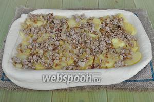 Раскатанное тесто выложить на лист, смазать маслом, или положить кусочки замороженного сливочного масла. Выложить слой картофеля, а на него слой фарша.