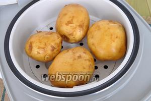 Картофель молодой и быстро сварится на пару в мультиварке. Для этого картофель вымыть и положить в чашу пароварки, а в мультиварку налить 1 литр воды. Включить режим «паровака» на 15 минут. Использую мультиварку Филипс 3095.
