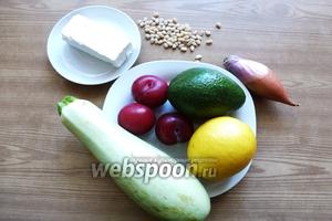Подготовим продукты для этого вкусного салата. Кабачок или цуккни возьмём молодой, с мягкой кожицей. Вымоем кабачок, сливы, авокадо и лимон. Лук почистим. Сливы лучше взять плотные, с кислинкой.