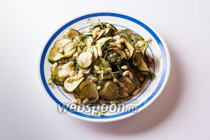 Кресс — продукт быстровянущий, особенно при контакте с горячим. Поэтому, если собираетесь употреблять салат «прям счас» и тёплым, то можно посыпать и сразу. А вот если блюдо заранее приготовлено, чтобы съесть его через несколько часов (холодным или повторно подогретым), то зеленью следует посыпать перед самой сервировкой.