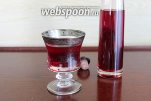 Всё можно пробовать. Но Иваныч предлагает далее залить ягодки водой и ещё оставить на 2 недели. И затем опять всё смешать. Примерно литром воды. Но я этого уже не делала, для меня эта показалось уже вкусной! А ягодки можно закрыть крышкой и затем добавлять в какие-то десерты. Вот такая не сложная но очень вкусная настойка получается. Очень вкусно! Ваши гости будут удивлены!