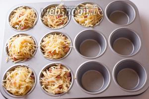 Заполняем получившейся массой формочки для маффинов. Укладывать нужно немного с горкой, потому что картошка в процессе приготовления оседает.