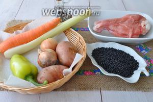 Для супа приготовим плечо индейки, картофель, сельдерей, морковь, перец сладкий, масло растительное, сок томатный, лук, чёрная чечевица, соль и сухие травы.