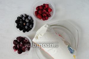 Для приготовления слоя из мороженого нам потребуются: сливочное мороженое, ягоды замороженные (можно использовать свежие).