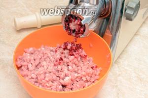 Приготавливаем сначала фарш. Мясо пропускаем через мясорубку вместе с отварной свёклой. Свёклу используем вместо красителя, достаточно будет взять небольшого размера.