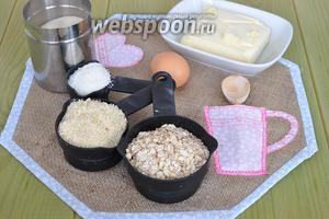 Для печенья потребуются овсяные хлопья, миндальная мука, кокосовая стружка, мягкое масло, яйцо, соль, мелкий коричневый сахар. Миндаль.