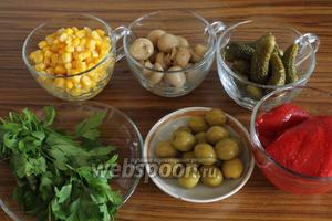 Для салата нужно взять консервированную кукурузу, красный перец, оливки, маринованные грибы и огурцы, а также свежую петрушку.