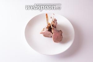 Куски грамотно разделанной корейки буквально созданы для того, чтобы их ставить торчком! У них одна сторона плоская. Так что делать пирамидку совсем не сложно, и она не будет норовить развалиться. Нужно просто ставить остальные рёбра конусом вокруг базового (ребром наверх и наружу). Ну, думаю, на фотографии всё хорошо понятно.