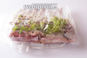 Раскладываем по мясистой (а не костистой) поверхности куска травы и заворачиваем в полиэтиленовый пакет, чтобы маринад не пересыхал и не стекал. Минимум — на час, можно больше.