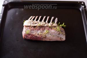 Запекаем мясо (не убирая травы) на противне в разогретой до 180ºC духовке 18 минут. (Максимум — 25). Кости при этом должны лежать внизу, мясной горб — наверху. Переворачивать мясо во время запекания не надо.