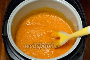 Всыпаем смесь сахара с «Желфиксом» в абрикосовое пюре, тщательно перемешиваем, включаем программу «Варенье» (у меня мультиварка Polaris 0517AD). Ждём, когда масса закипит, на это уходит около 10 минут.