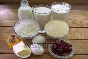 Для приготовления манника нам нужно: молоко, кефир, мука, сахар, манка, масло сливочное, разрыхлитель, вишня, яйца.