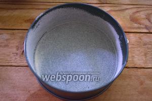 Форму для выпечки смазать маслом. Посыпать сухой манной крупой. Лучше брать форму неразъёмную. У меня другой не оказалось.