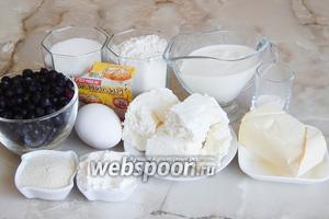 Готовить пирог мы будем из таких продуктов: мука пшеничная, разрыхлитель, яйца куриные (1 целое — в тесто, 3 желтка — в творожную начинку), сахар, ванилин, масло сливочное, творог (я специально брала зернистый), манная крупа, сметана, ирга свежая, крахмал картофельный.