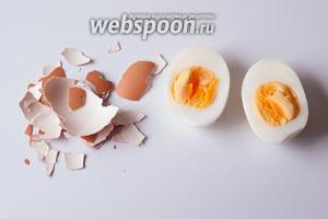 Яйцо у меня сварилось в яйцеварке раньше, чем картошка, поэтому я уже сразу чищу и разрезаю на 2 половинки его — одна пойдёт на декор, другая — в салат.