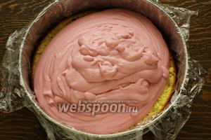 Форму застелить плёнкой, выложить бисквит и клубнику (кусочками), крем. Накрыть вторым коржом, слегка прижать. В холодильник (через 15 минут у меня уже схватился, проверяйте).
