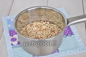 Киноа залить водой в соотношении 1 к 2 и варить на среднем огне после закипания минут 15, пока киноа не впитает всю воду. Немного посолить.