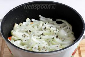 Далее разровнять мясо, сверху распределить лук по всей поверхности. Каждый слой нужно слегка солить по вкусу и посыпать специями.