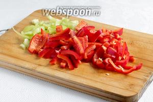 Сладкий перец нарезать соломкой.