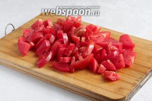Помидоры нарезать кубиками. Предлагается очистить их от шкурки, но я этого не делаю.