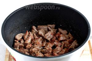 Когда все продукты нарезаны и подготовлены, приступаем. В казане хорошо разогреть растительное масло и быстро обжарить мясо до легкого коричневого цвета. Слегка подсолить, посыпать специями и паприкой.