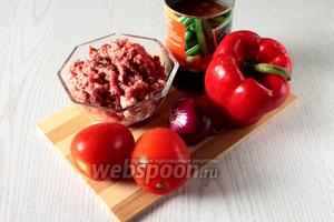 Для приготовления нам понадобятся: фарш свиной, яйцо куриное, лук репчатый, помидоры, сладкий перец, фасоль белая, консервированная в томатном соусе, базилик сушёный, перец чёрный молотый, масло растительное и соль.