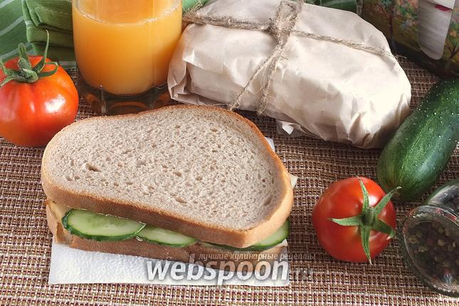 Фото Сэндвичи с копчёным кальмаром и огурцом