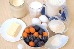 Для приготовления пирога нам понадобится мука, сливочное масло, сметана, яйца, сахар, кокосовая стружка, разрыхлитель, ванилин, абрикосы и сливы.