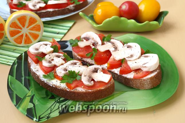 Фото Бутерброды с помидорами и сырыми шампиньонами
