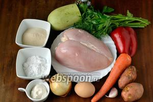 Для приготовления котлет нам понадобится куриная грудка, кабачок, морковь, лук, картофель, сладкий перец (небольшой или половинка), чеснок, соль, перец, панировочные сухари, картофельный крахмал, яйцо, сметана, зелень петрушки и укропа.