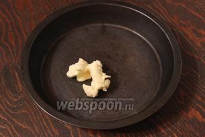 Масло растопить (в сковороде или неразъёмной форме) посыпать сахаром, корицей, добавить мёд (я не добавляла), сварить тёмную карамель.