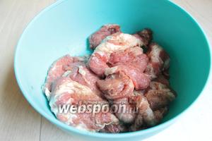 И зальём им мясо, перемешаем, посолим, поперчим, поставим пока в сторонку. А тем временем сварим яйца.