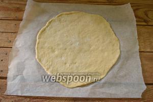 Отделите 4-6 кусков бумаги для выпечки, на каждом из которых нарисуйте круг карандашом. Мои круги 22 см. Переверните бумагу, чтоб оттиск карандаша не касался теста. Разделите тесто на 9-10 частей. По диаметру круга распределите тесто на бумаге ровным пластом.
