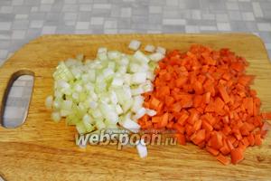 Мелкими кубиками нарезать сельдерей и морковь.