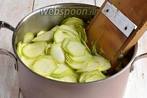 Кабачки помыть и порезать очень тонкими кружками (воспользуйтесь для этого специальной тёркой). Если кабачки попадутся постарше — предварительно очистите их от кожицы и удалите семена.