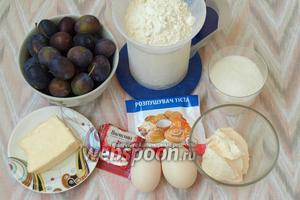Для приготовления простого сливового пирога нам понадобится мука, сахар, сметана, яйца, разрыхлитель, ванилин, сливочное масло и свежая слива.
