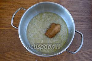 В неглубокой кастрюле смешиваем сливочное масло и сахар. Сахар должен начать карамелизироваться, после того, как сахар принял оттенок карамели, добавляем ванилин и корицу.