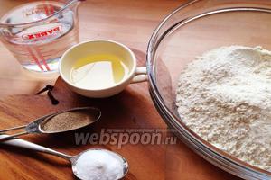 Для приготовления нам нужны: мука, оливки Каламата без косточек, масло оливковое, мёд, соль, перец, морская соль, жареный чеснок, сухие дрожжи.