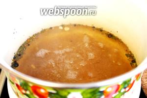 Воду слить, добавить соль, сахар, довести до кипения, отставить кастрюлю с огня и добавить уксус, снова вскипятить и залить помидоры маринадом.