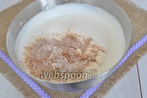 Добавить к яичной массе и перемешивать уже лопаточкой, очень нежно складывая тесто, снизу вверх.