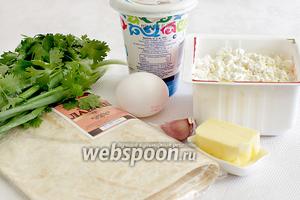 Для приготовления пирога из лаваша с творогом и зеленью нам понадобятся: тонкий армянский лаваш, яйцо, сливочное масло, маленький зубчик чеснока, творог, сметана, разная зелень и зелёный лук.