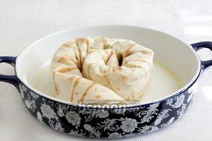 Форму для пирога смазать сливочным маслом и выложить рулет в форме улитки. Со вторым рулетом поступить точно также и расположить его в форме, как бы, продлевая улитку. Для двух рулетов достаточно формы в 20 см, моя оказалась чуть велика, 22 см.