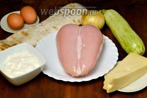 Для приготовления пирога нам понадобится армянский лаваш. Так как он имеет разные размеры и конфигурации, придётся на ходу ориентироваться, сколько листов уйдёт. У меня 2 прямоугольных лаваша размером 30х50 см. Кроме этого, нам нужны: куриная грудка, кабачок, лук, сыр, сметана, яйца, укроп, соль, карри.