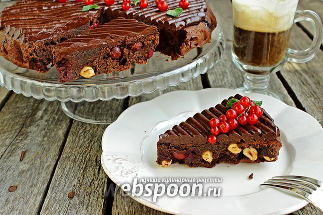 Фото Брауни с вишней, фундуком и шоколадным кремю