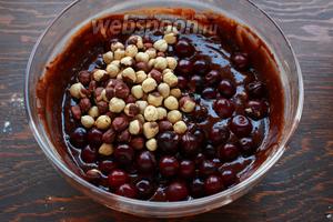 Добавляем все наши вкусности. И держим себя в руках, чтобы прямо сейчас не накинуться на тесто:))).