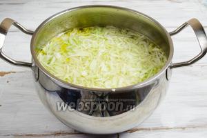 Из готового бульона вынуть коренья и лук. Добавить в горячий бульон картофель и капусту. Поставить кастрюлю на медленный огонь.