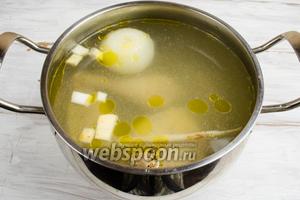 Подготовленное куриное мясо залить водой, добавить очищенный лук, очищенные коренья. Корень сельдерея порубить кубиком. Поставить на сильный огонь. Снять шум. Перевести на медленный огонь. Варить бульон до готовности куриного мяса.